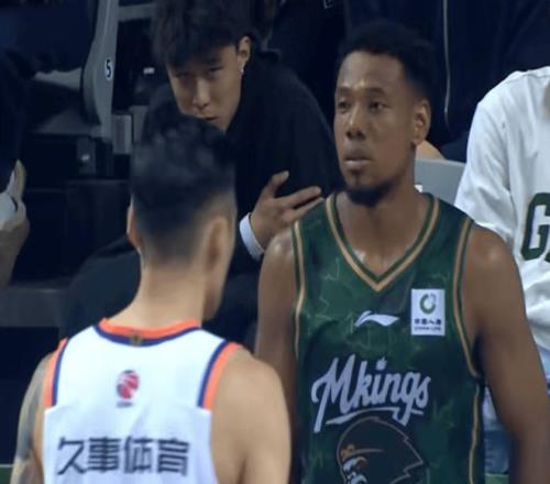 列车乘警与,记者共战春,绿皮车厢里,云顶娱乐,云顶娱乐官网,云顶娱乐H5官网