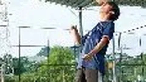 火爆亚冠瞬间！张琳芃强力铲球对林加德，群雄激战10人混战，红黄牌纷飞，裁判紧急劝和！